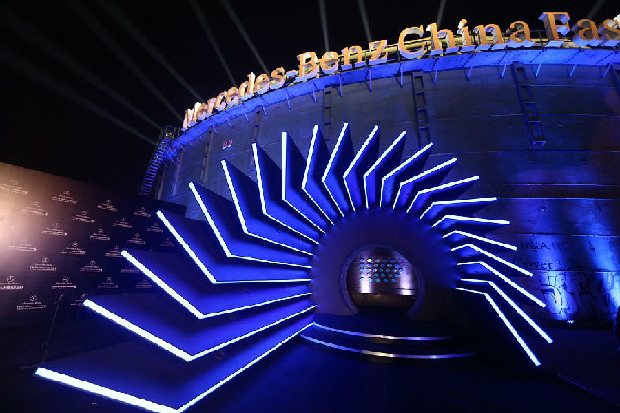 【奔驰发大招】发布会上拿车往墙上撞,这你受得了吗?_盐城汽车网