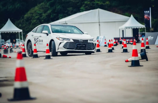 亚洲龙领衔，全球卖出1500万台，丰田混动为何能独步天下？